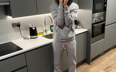 Syna World and the Iconic Syna World Tracksuit: A Cultural Fashion Statement